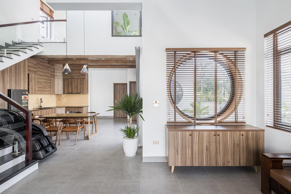 Công trình hoàn thiện sau 6 tháng thi công, với tổng chi phí gần 2 tỷ đồng. Ngôi nhà có một khoảng sân rộng rãi cho trẻ con nô đùa, tạo cảm giác thoáng mát, không bị bí bách. Xung quanh đã được xây hàng rào chắc chắn, có cây cối bao quanh.