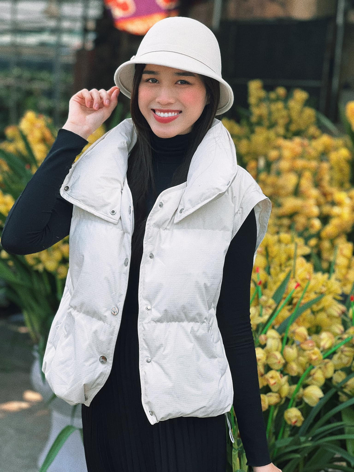 Hoa hậu Đỗ Thị Hà đi chợ hoa 29 Tết.