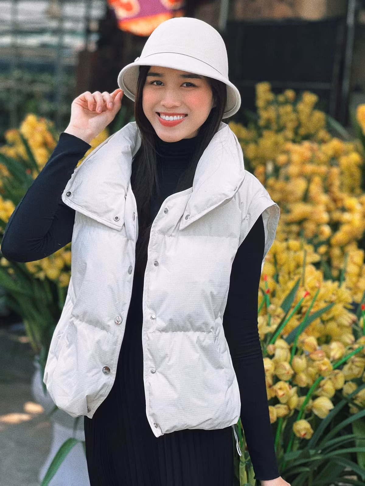 Hoa hậu Đỗ Thị Hà đi chợ hoa 29 Tết.