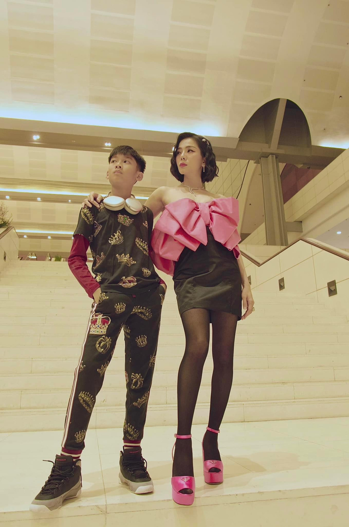 Ca sĩ Lệ Quyên phong cách bên con trai. Cô chia sẻ: “Chúng ta được sinh ra từ yêu thương, hãy giữ nguồn năng lượng bản ngã ấy để yêu mình, yêu người”.