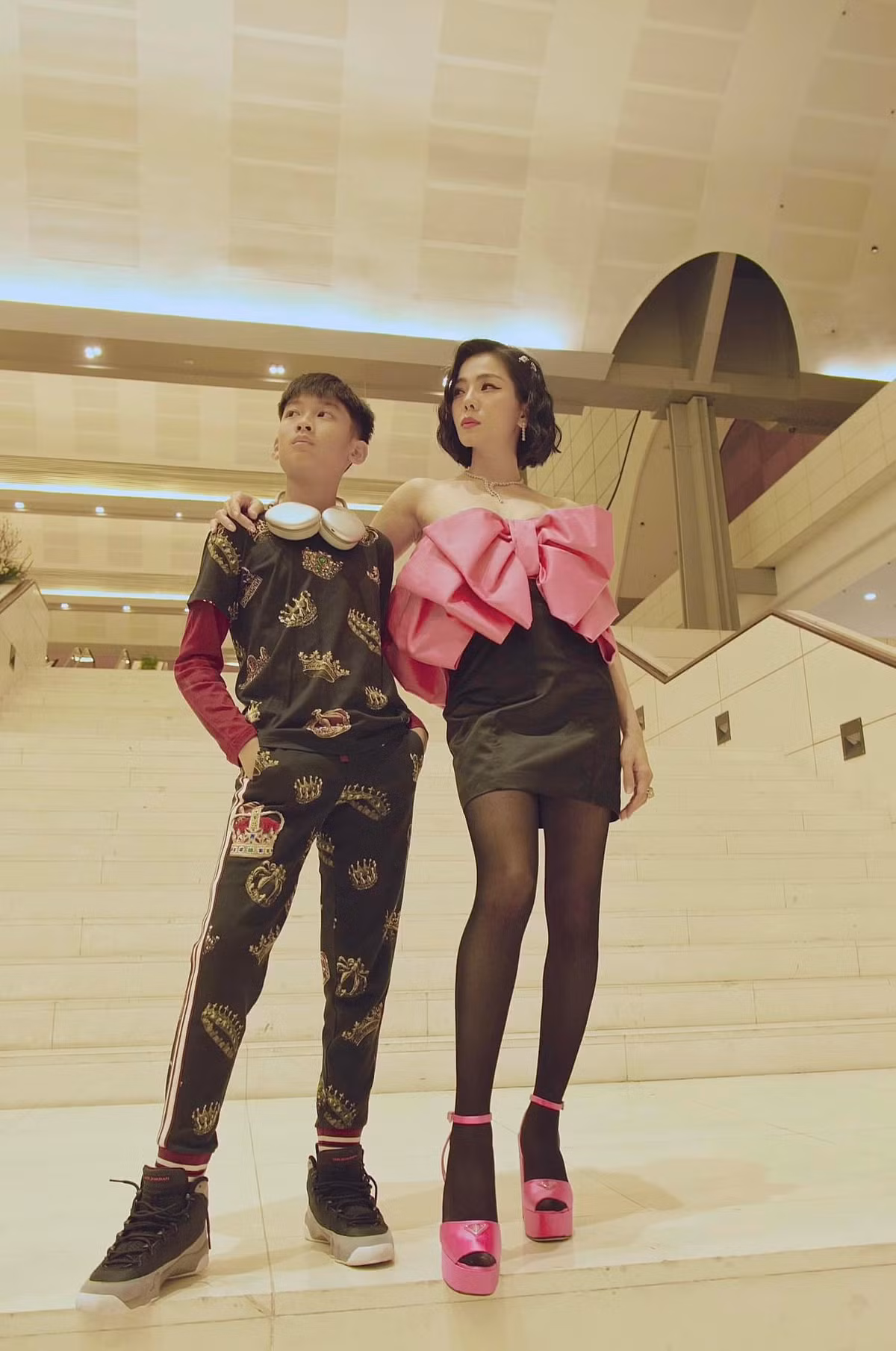 Ca sĩ Lệ Quyên phong cách bên con trai. Cô chia sẻ: “Chúng ta được sinh ra từ yêu thương, hãy giữ nguồn năng lượng bản ngã ấy để yêu mình, yêu người”.