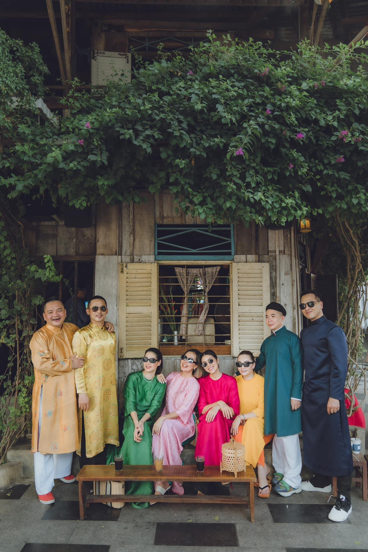 Diễn viên Tăng Thanh Hà chụp ảnh kỷ niệm cùng nhóm bạn thân. Cô chúc mọi người ăn Tết vui vẻ.