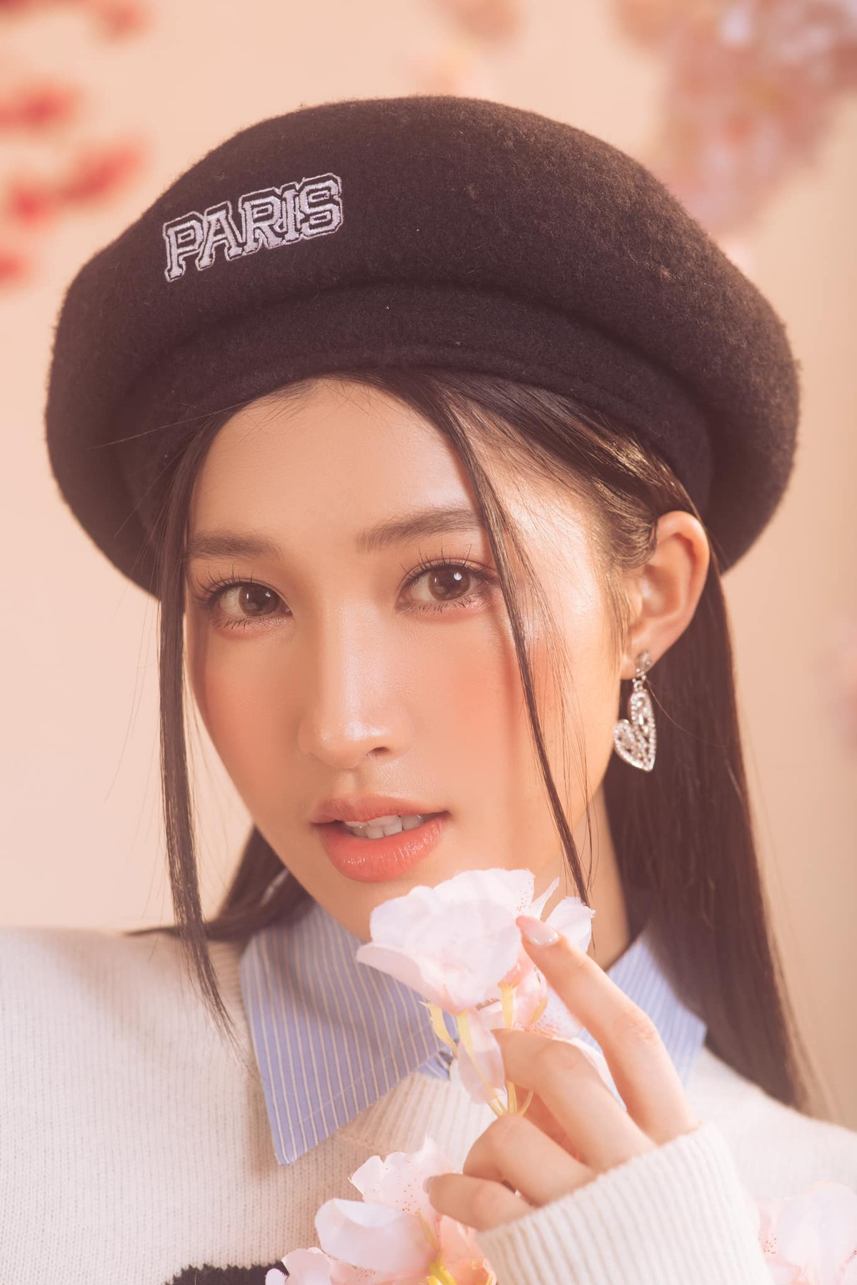 Á hậu Phương Nhi tự nhận là em bé. Cô hài hước viết: “Tết này vẫn giống Tết xưa/ Vẫn là em bé, vẫn ưa lì xì”.