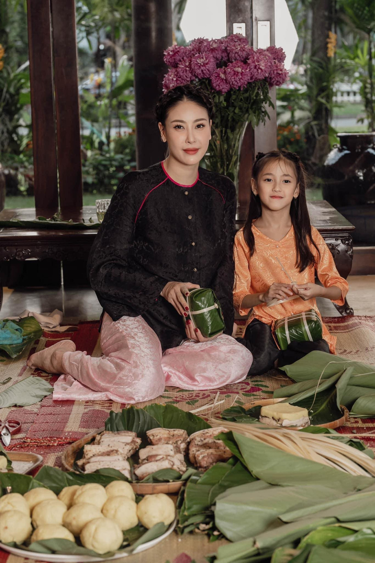 Hoa hậu Hà Kiều Anh dạy con gái cách gói bánh chưng ngày Tết.