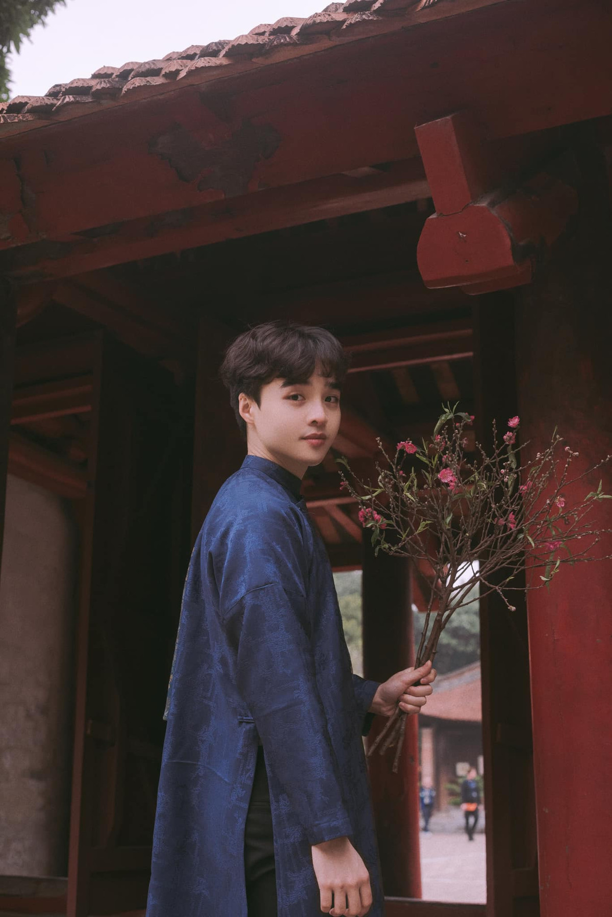 Tun Phạm về Hà Nội ăn Tết. Nam Tiktoker điển trai trong tà áo dài.