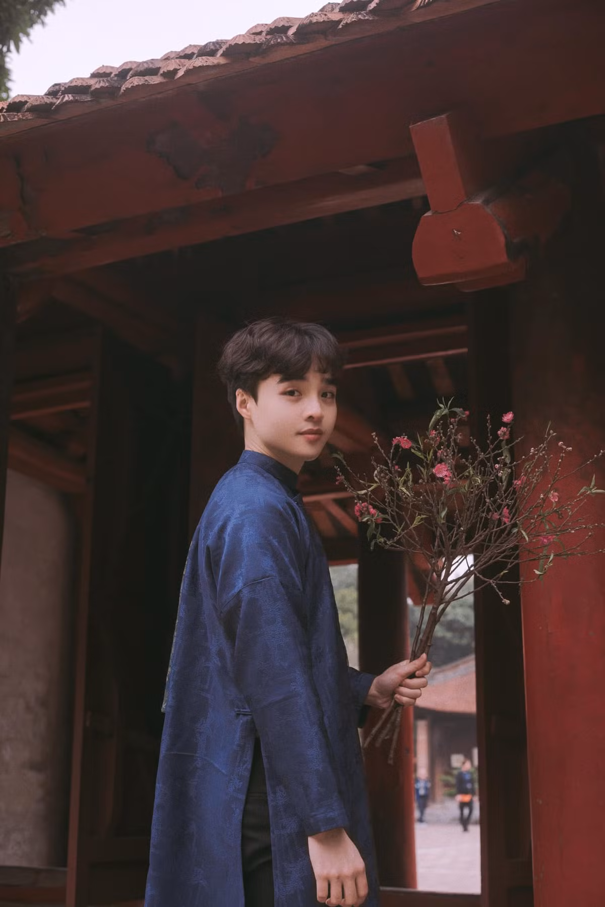 Tun Phạm về Hà Nội ăn Tết. Nam Tiktoker điển trai trong tà áo dài.