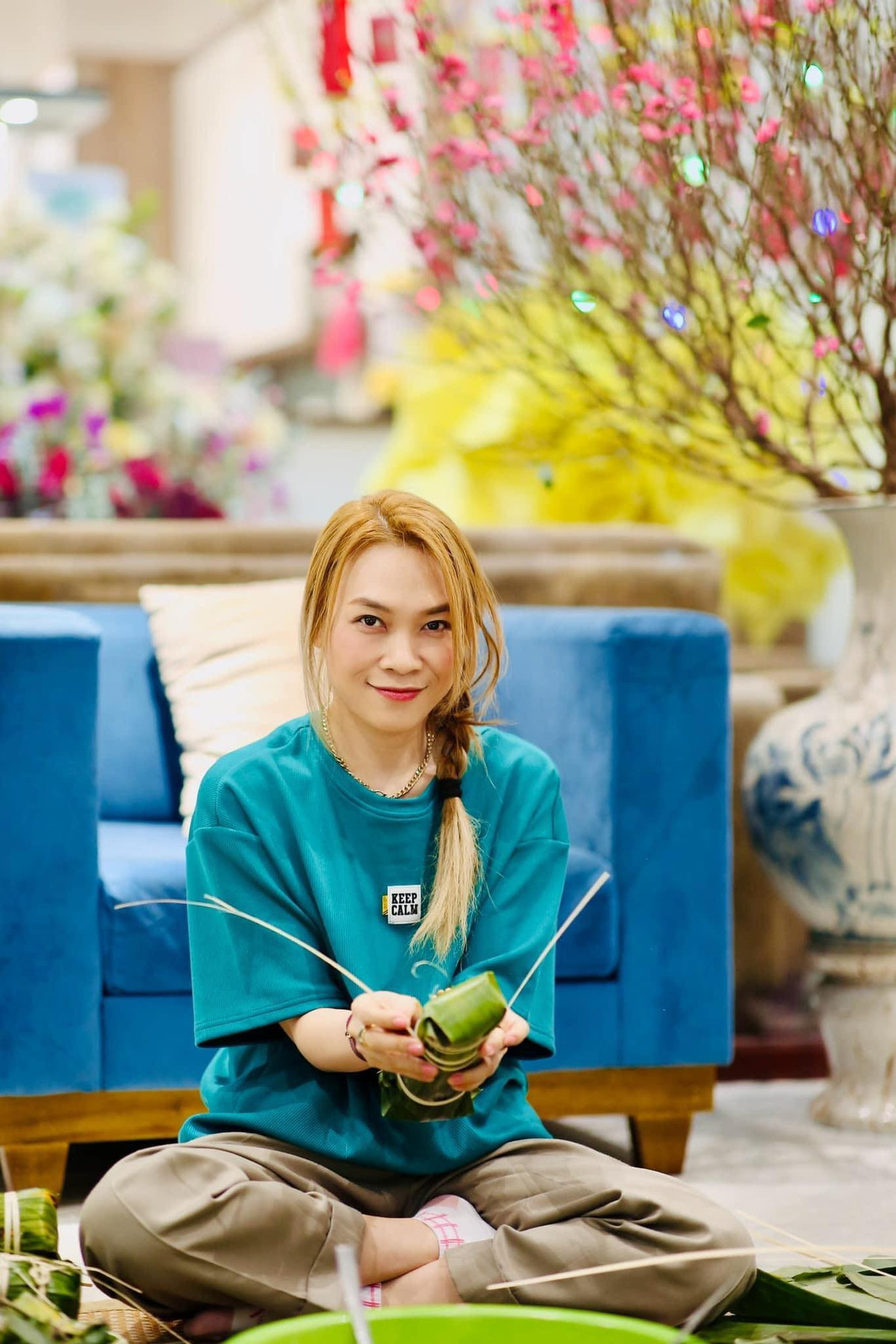 Tin Sao Việt ngày 21/1: Ca sĩ Mỹ Tâm trổ tài gói bánh đón Tết. Nữ ca sĩ được nhận xét ngày càng trẻ trung.