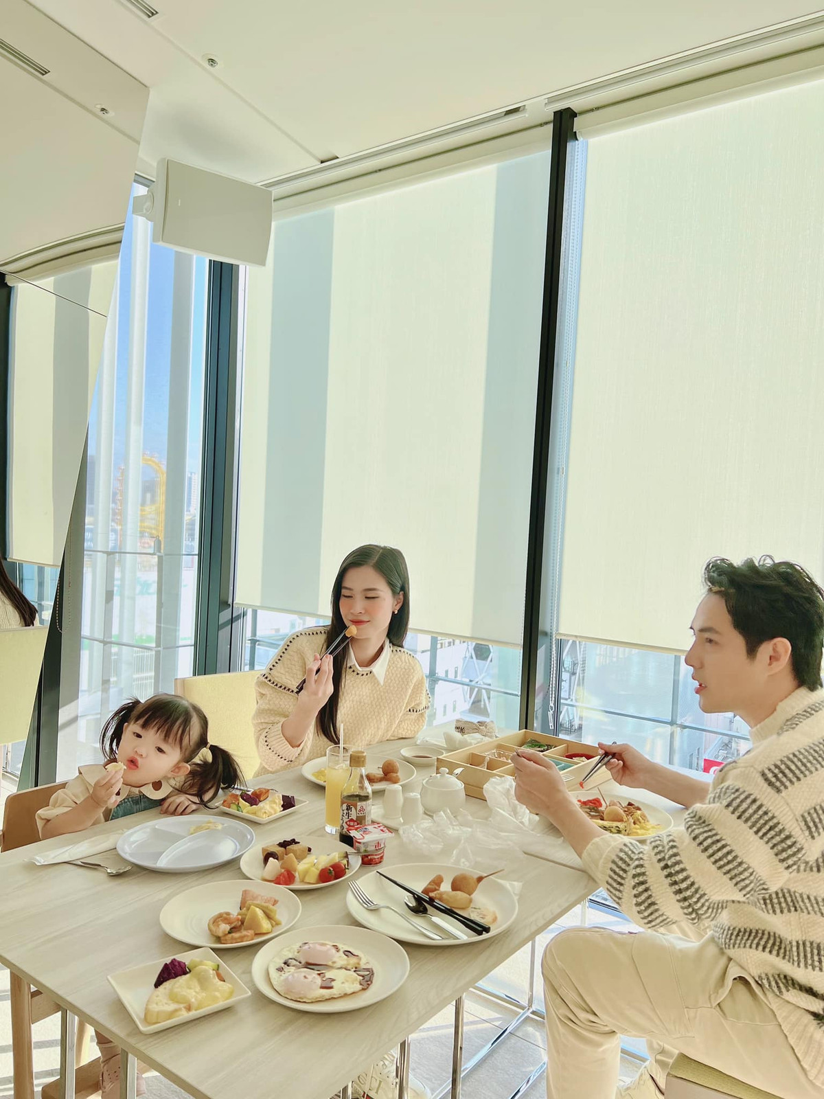 Gia đình ca sĩ Đông Nhi hạnh phúc đi ăn ngày cuối năm. Bé Winnie chiếm sóng với biểu cảm lém lỉnh mỗi khi chụp ảnh.