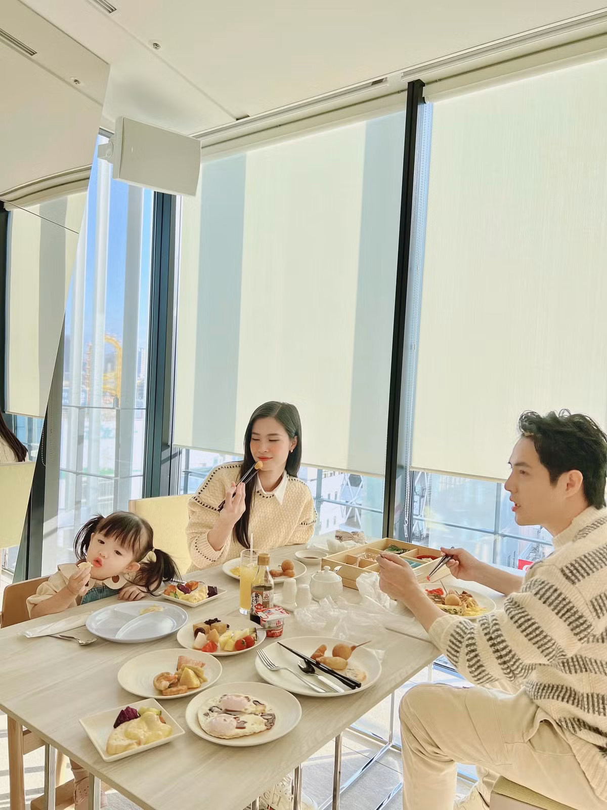 Gia đình ca sĩ Đông Nhi hạnh phúc đi ăn ngày cuối năm. Bé Winnie chiếm sóng với biểu cảm lém lỉnh mỗi khi chụp ảnh.