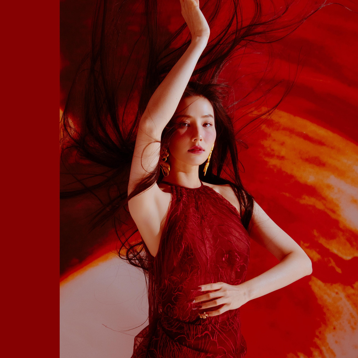 Diễn viên Diễm My 9x thay ảnh đại diện rực rỡ đón Tết. Cô chia sẻ: “Năm mới, tôi muốn trở thành ngọn lửa, thiêu đốt mọi thử thách”.