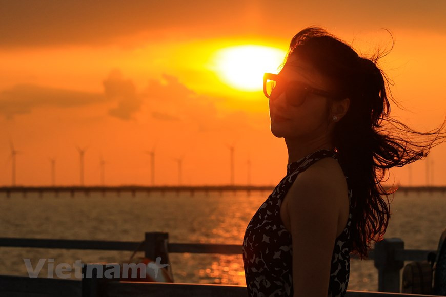 Không cần phải đi đâu xa, bạn hoàn toàn có thể tạo nên những tấm ảnh check-in cùng cây ‘chong chóng’ khổng lồ hệt như ở Hà Lan hay Đan Mạch. (Ảnh: Hoài Nam/Vietnam+)