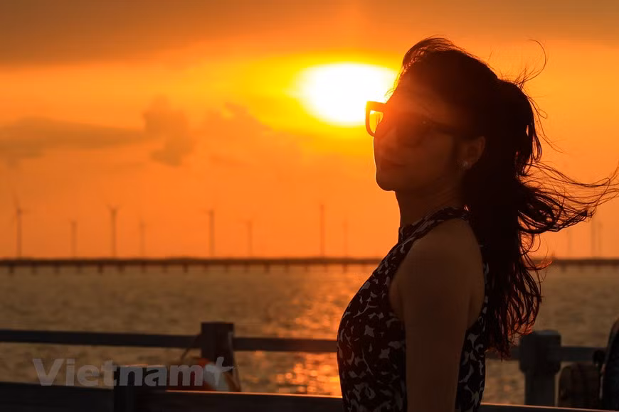 Không cần phải đi đâu xa, bạn hoàn toàn có thể tạo nên những tấm ảnh check-in cùng cây ‘chong chóng’ khổng lồ hệt như ở Hà Lan hay Đan Mạch. (Ảnh: Hoài Nam/Vietnam+)