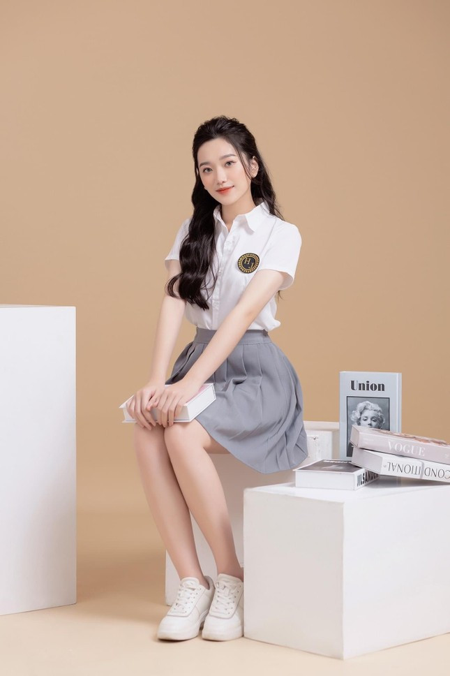 Nữ sinh chia sẻ: “Môi trường học tập và hoạt động của Học viện cho mình nhiều cơ hội để khám phá và phát triển tối đa thế mạnh của bản thân, đồng thời là bước đệm cho công việc của mình trong tương lai. Ở trong một môi trường với nhiều nhân tố tiềm năng như thế, mình ý thức được rằng phải không ngừng nỗ lực, cố gắng từng ngày, tiếp tục trau dồi tri thức, kĩ năng để hoàn thiện bản thân hơn.”