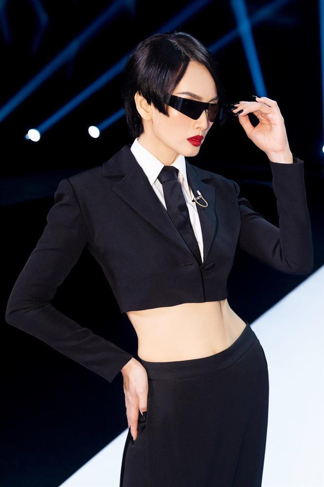 The Face Vietnam 2023 là một trong những chương trình truyền hình thực tế nhận được nhiều sự quan tâm đông đảo khán giả, bởi độ hot không ngừng tăng lên. Bên cạnh những tình tiết đầy hấp dẫn và kịch tính, khán giả đặc biệt chú ý vào phong cách thời trang của dàn huấn luyện viên tại cuộc thi.