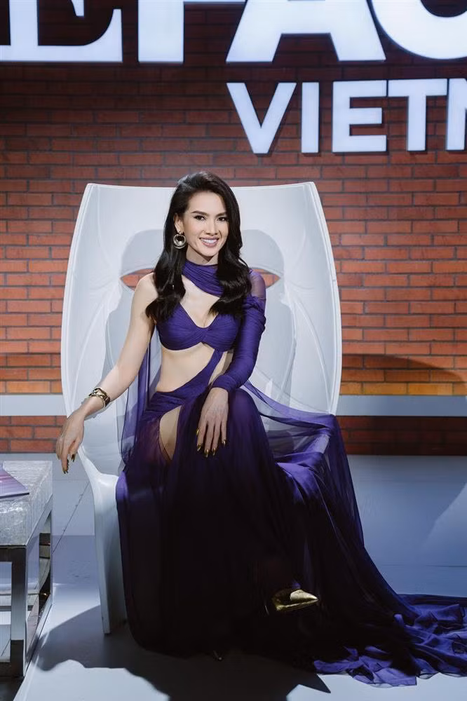 Nhiều xu hướng thời trang được Anh Thư lăng xê qua các tập ghi hình của cuộc thi như demin on demin, style menswear, style nữ tổng tài... trên nhiều phom dáng. Trang phục cô mặc không bó buộc trong bất kỳ một phong cách nào. Và, khi mặc thiết kế nữ tính thì tính gợi cảm cũng được thể hiện rõ nét.