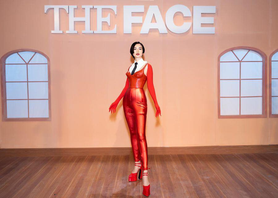 Ngay tập 1, nữ siêu mẫu đã chọn cho mình kiểu quần legging từng gây không ít tranh cãi cùng item nội y được ưa chuộng những năm 1940 - Bullet Bra. Mặc dù chất liệu da bóng và ôm sát body nhưng vẫn không gây phản cảm và làm khó được cô. Tạo hình mới mẻ giúp hình ảnh của Anh Thư trong The Face Vietnam 2023 càng ghi đậm dấu ấn trong lòng công chúng.