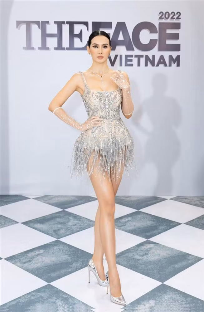 Dù có phong cách thời trang mãn nhãn và đa sắc màu nhưng Anh Thư nhiều lần bị khán giả chỉ ra mặc đồ "đạo nhái". Đa phần các thiết kế cô mặc có sự tương đồng rất lớn với bản gốc, giống nhau tới từng chi tiết nhỏ. Nhưng, trước những hoài nghi đạo nhái, cô và stylist chưa một lần lên tiếng.