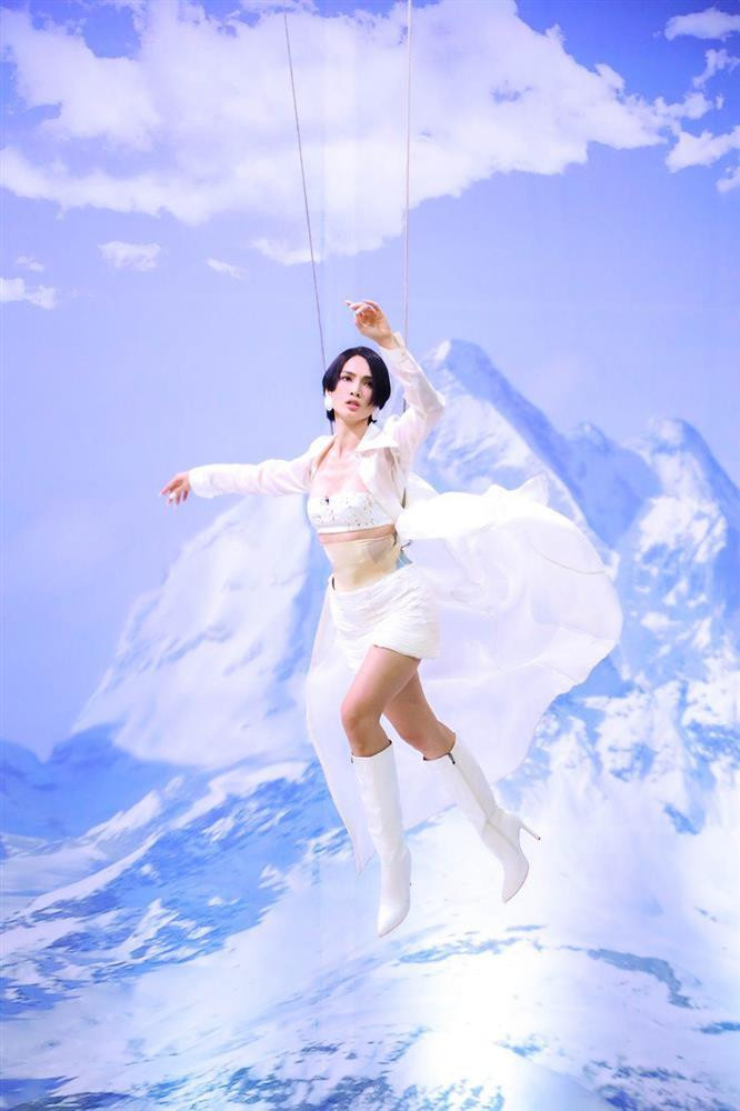 Bên cạnh những thử thách khó khăn, những tình huống kịch tính, những tiếc nuối dành cho các thí sinh phải ra về, thì outfit của dàn ban giám khảo quyền lực cũng là đề tài được khán giả quan tâm.