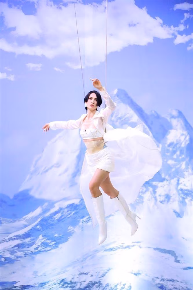 Bên cạnh những thử thách khó khăn, những tình huống kịch tính, những tiếc nuối dành cho các thí sinh phải ra về, thì outfit của dàn ban giám khảo quyền lực cũng là đề tài được khán giả quan tâm.