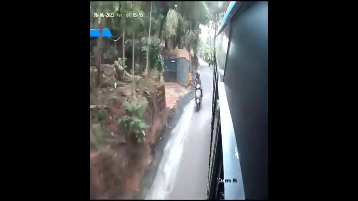 Video: Ket giua xe buyt va xe tai, nguoi phu nu thoat chet than ky