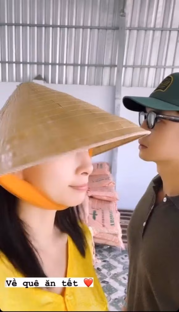 Huy Tran theo Ngo Thanh Van ve que an Tet, khoe nhan sac rang ngoi-Hinh-4