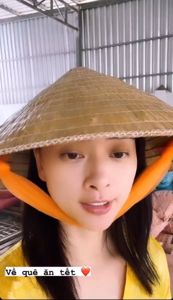 Huy Tran theo Ngo Thanh Van ve que an Tet, khoe nhan sac rang ngoi