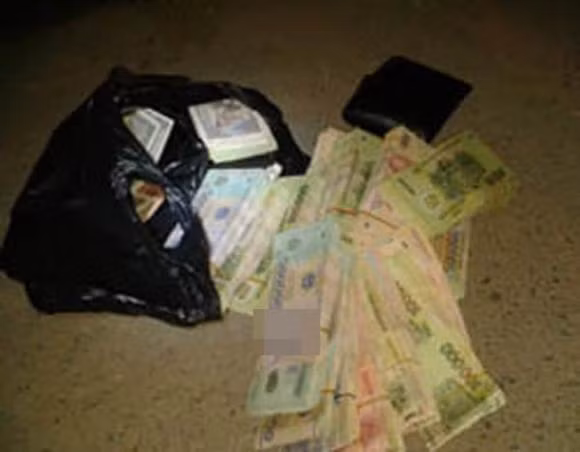 Nhat duoc tien roi co nen dem ve nha cat giu?