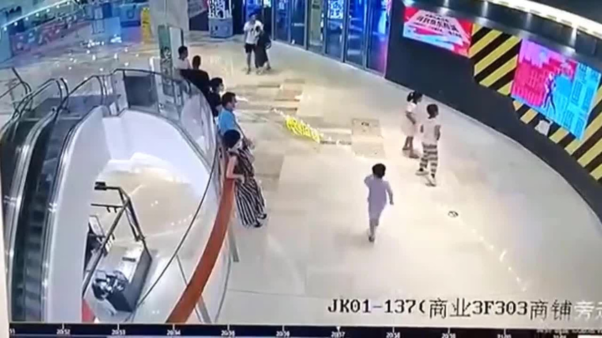 Video: Gã đàn ông đá bay cậu bé và lý do gây phẫn nộ Video: Ga dan ong da bay cau be va ly do gay phan no