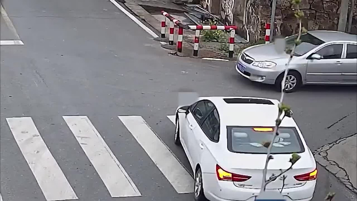 Video: Không nhường đường, 2 tài xế dừng xe từ sáng tới tối Video: Khong nhuong duong, 2 tai xe dung xe tu sang toi toi