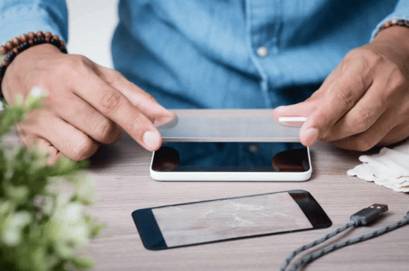 Mua mieng dan bao ve man hinh dien thoai: Nen mua chat lieu gi?-Hinh-3