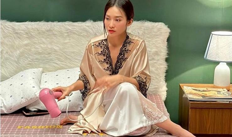 hả Ngân cũng có set đồ ngủ bằng chất liệu lụa tạo vẻ sang trọng trong phim.