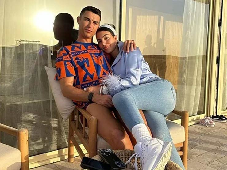 Ronaldo bị đồn có "vấn đề" với bạn gái, nổi nóng khi xa mẹ Ronaldo bi don co
