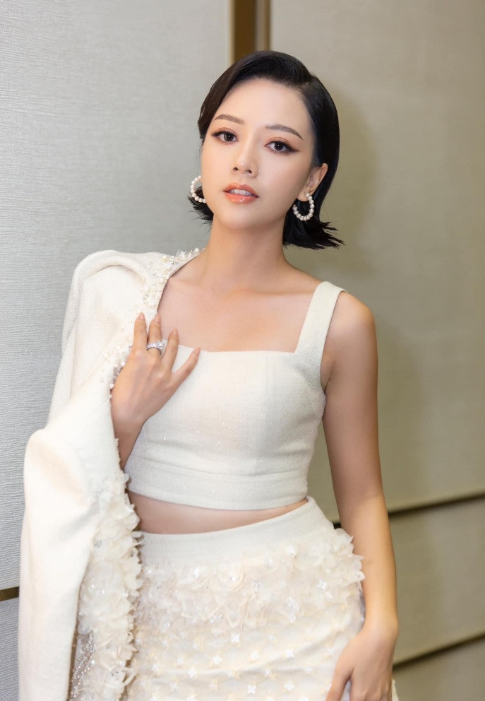 Từ lúc mới vào nghề đến hiện tại, Băng Di xây dựng hình ảnh quý cô quyến rũ. Cô chuộng những bộ trang phục khoe dáng, vừa đảm bảo nét gợi cảm nhưng không hở hang quá đà.