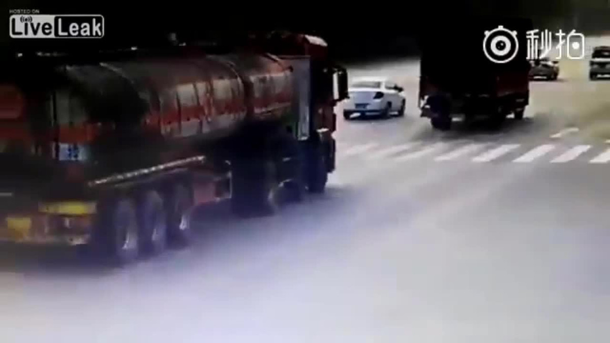 Video: Vuot den do, Mercedes tong xe bon gay doi va ket bat ngo