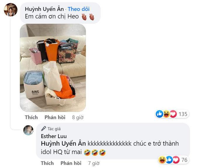 Song bên dưới bài viết, nhiều người nhanh chóng hiểu ra vấn đề khi Uyển Ân khoe loạt quà toàn quần áo xịn kèm bình luận cảm ơn chị dâu: "Em cám ơn chị Heo". Đáp lại lời cảm ơn của em chồng, Hari Won cũng dí dỏm gửi lời chúc: "Chúc em trở thành idol Hàn Quốc từ ngày mai”.