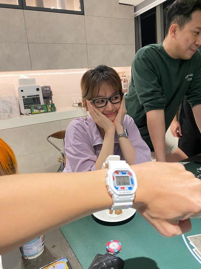 ên cạnh đó, tình tin đồn của Uyển Ân cũng có mặt tại nhà Hari Won để ăn uống vui chơi và nhận được cả quà mang về. Quà Hari Won tặng cho Lý Hạo Mạnh Quỳnh là một chiếc đồng hồ nội địa Hàn với thiết kế trẻ trung.