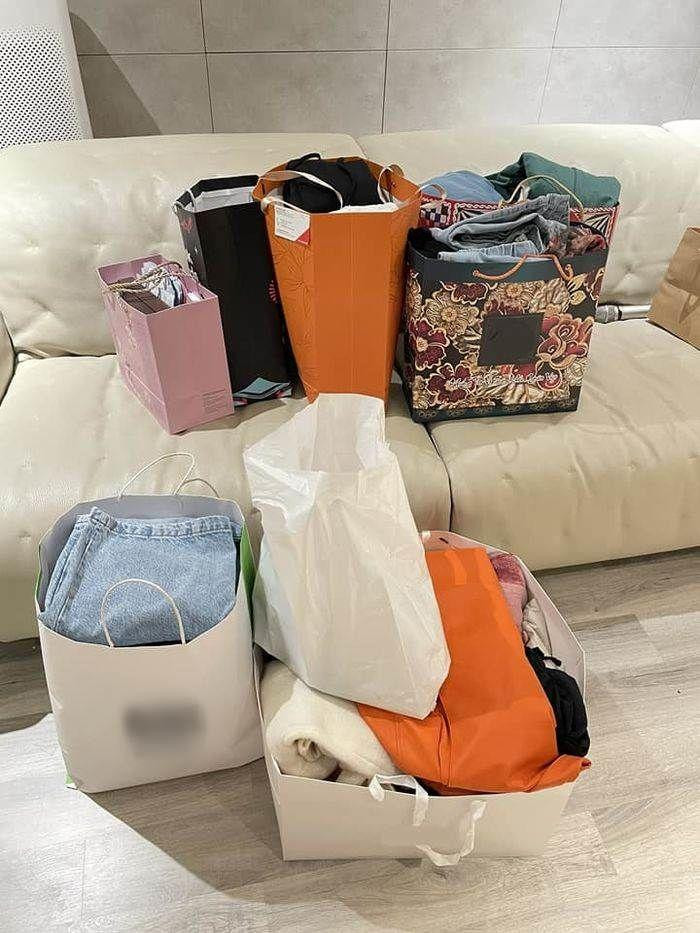 ột "núi" quần áo mà xếp vào túi gọn gàng tặng cho em chồng.