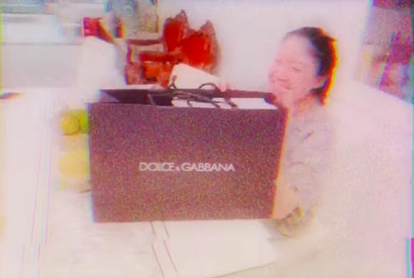 inh nhật lần thứ 20 của Uyển Ân, do không thể dự tiệc sinh nhật em chồng cùng mọi người vì vướng lịch quay nên Hari Won đã cùng quản lý tìm mua một món đồ hiệu của Dolce &amp; Gabbana. làm quà mừng tuổi mới khiến em gái Trấn Thành vô cùng thích thú.