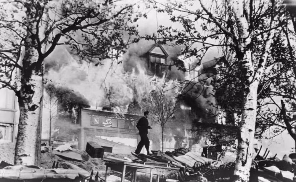 Theo đó, khi các thiết bị gây cháy gắn trên những con dơi được kích hoạt, các thị trấn sẽ chìm trong lửa. Tuy nhiên, khi quân đội Mỹ thử nghiệm ý tưởng này, nó đã thất bại và họ vô tình đốt cháy Căn cứ Không quân của chính mình ở New Mexico.