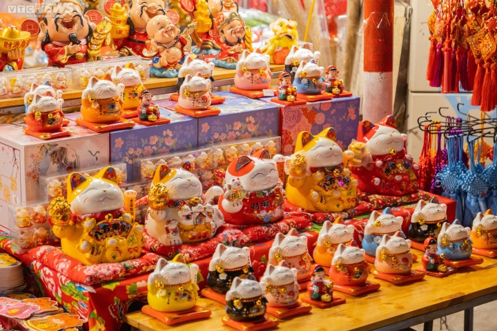 Nhiều tiểu thương ở đây cho biết, sau hai năm tiết kiệm vì đại dịch COVID-19, người dân năm nay đã quay lại xu hướng chuộng trang trí nhà vào ngày Tết. Ngoài các món đồ truyền thống như đèn lồng, câu đối đỏ, mô hình bánh chưng xanh...còn có phong bao lì xì đủ loại với linh vật của năm 2023 là hình mèo.