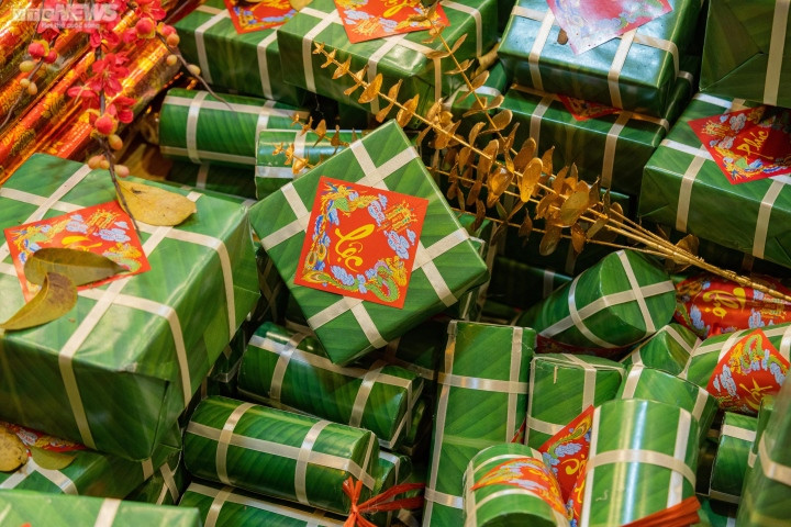 Nhiều mặt hàng trang trí truyền thống như bánh chưng, giò…cũng rất hút khách.