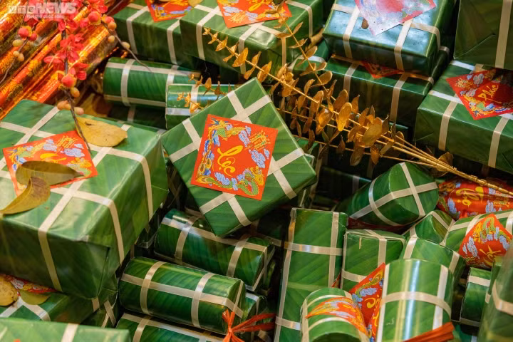 Nhiều mặt hàng trang trí truyền thống như bánh chưng, giò…cũng rất hút khách.