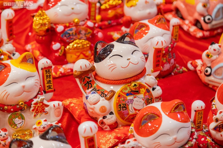 Các sản phẩm mèo thần tài rất phong phú về thể loại, màu sắc có giá 200.000 - 500.000 đồng/chiếc.