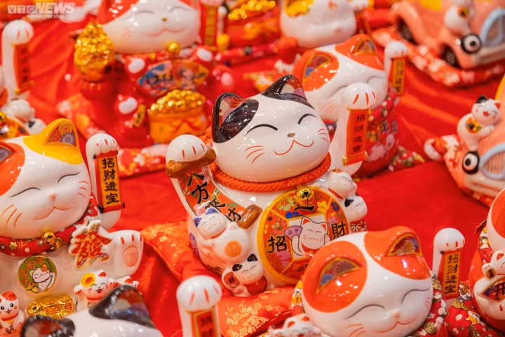 Các sản phẩm mèo thần tài rất phong phú về thể loại, màu sắc có giá 200.000 - 500.000 đồng/chiếc.