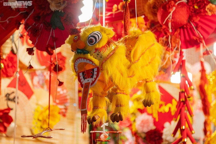 Các mặt hàng đồ trang trí, đồ chơi rất phong phú, đa dạng với nhiều chủng loại khác nhau.