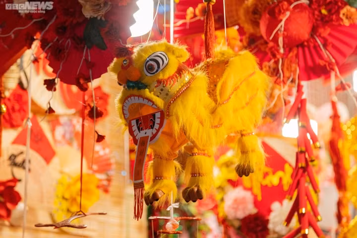 Các mặt hàng đồ trang trí, đồ chơi rất phong phú, đa dạng với nhiều chủng loại khác nhau.