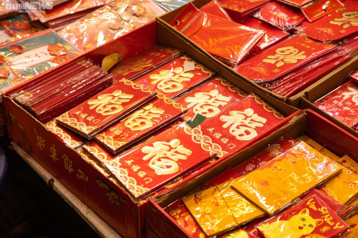 Phong bao lì xì được thiết kế theo xu hướng của giới trẻ năm nay, luôn là mặt hàng “hot", tuỳ từng mẫu mã và số lượng, giá sẽ dao động từ 2.000-50.000 đồng/sản phẩm.