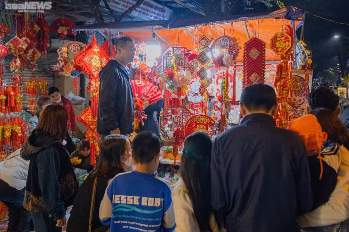 Các sản phẩm trang trí nhà cửa cũng có giá bán hợp lý, người mua tha hồ lựa chọn. Những đồ nhỏ có giá 10.000 - 20.000 đồng/sản phẩm, đồ trang trí có chữ “Chúc mừng năm mới”, “An khang thịnh vượng”…tùy kích cỡ lớn nhỏ có giá bán dao động 120.000 - 250.000 đồng/sản phẩm....