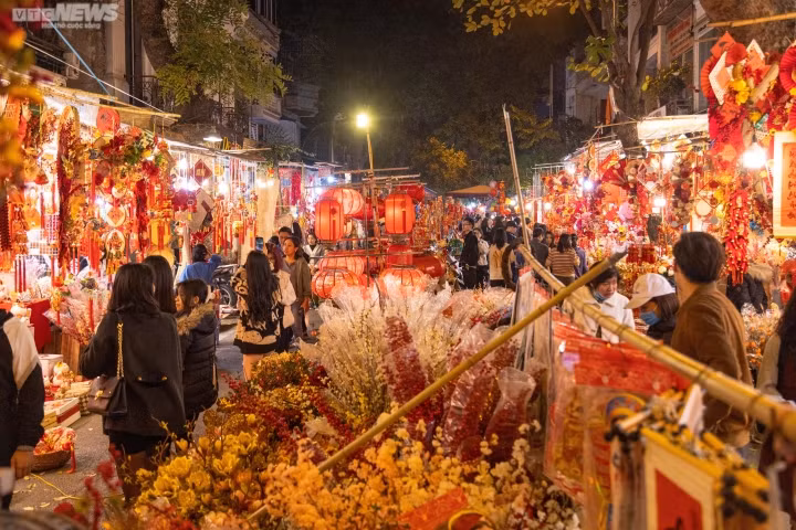 Chỉ còn hơn hai tuần nữa là đến Tết Nguyên đán Quý Mão, phố Hàng Mã đã ngập tràn trong sắc đỏ của mọi món đồ trang trí như đèn lồng, phong bao lì xì, hoa…cùng với dòng người nô nức đi mua sắm, tham quan không ngớt đến khuya.