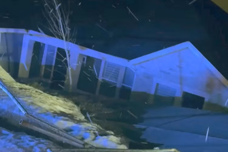 Hai ngoi nha nam tren suon doi do sap trong tich tac